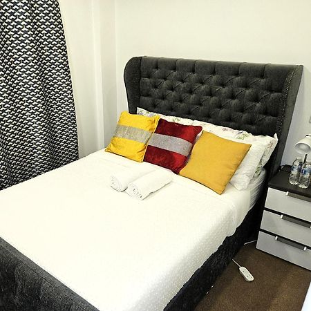 London Sleephouse Partying Is Not Allowed Pls Luaran gambar