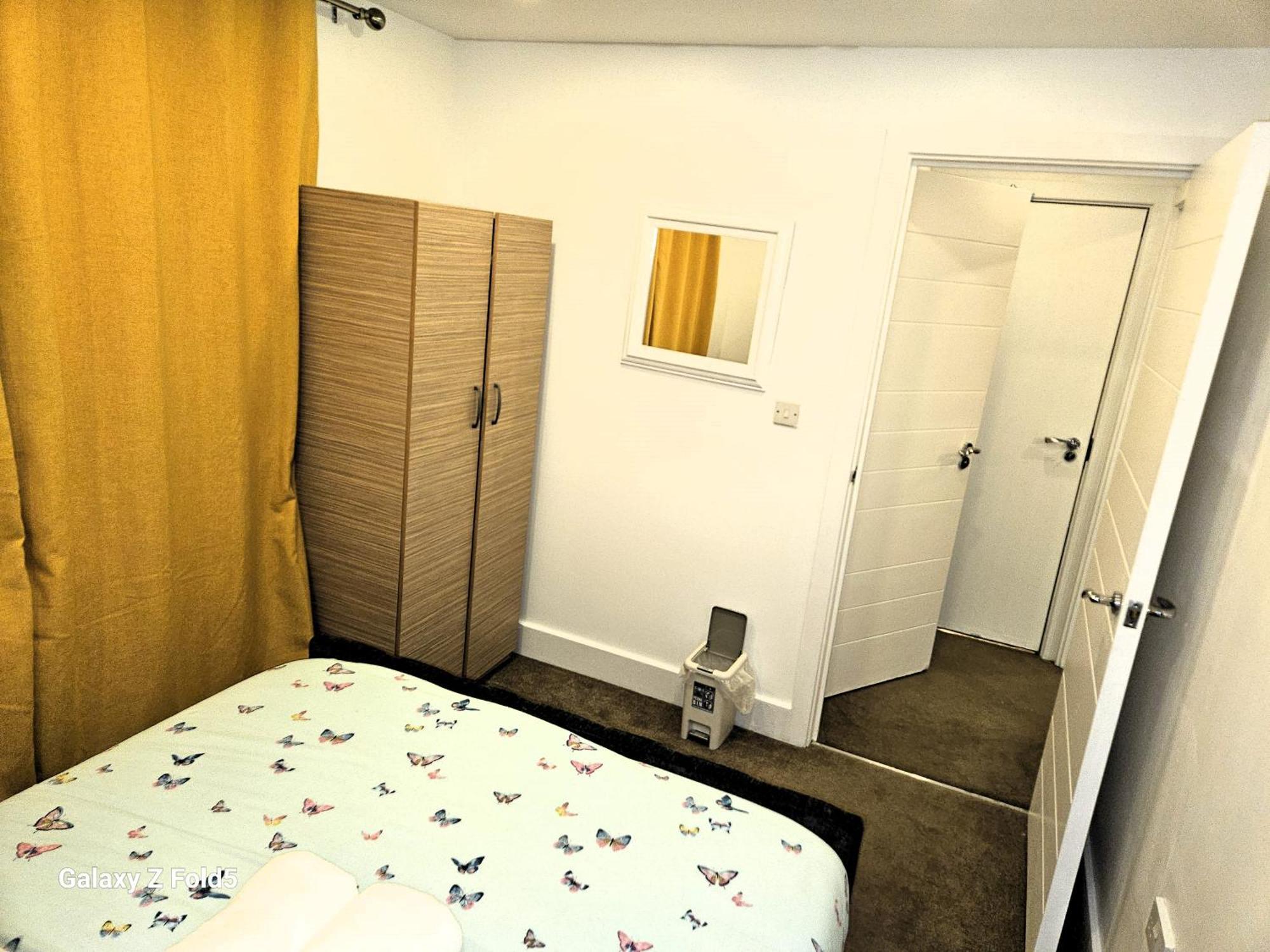 London Sleephouse Partying Is Not Allowed Pls Luaran gambar