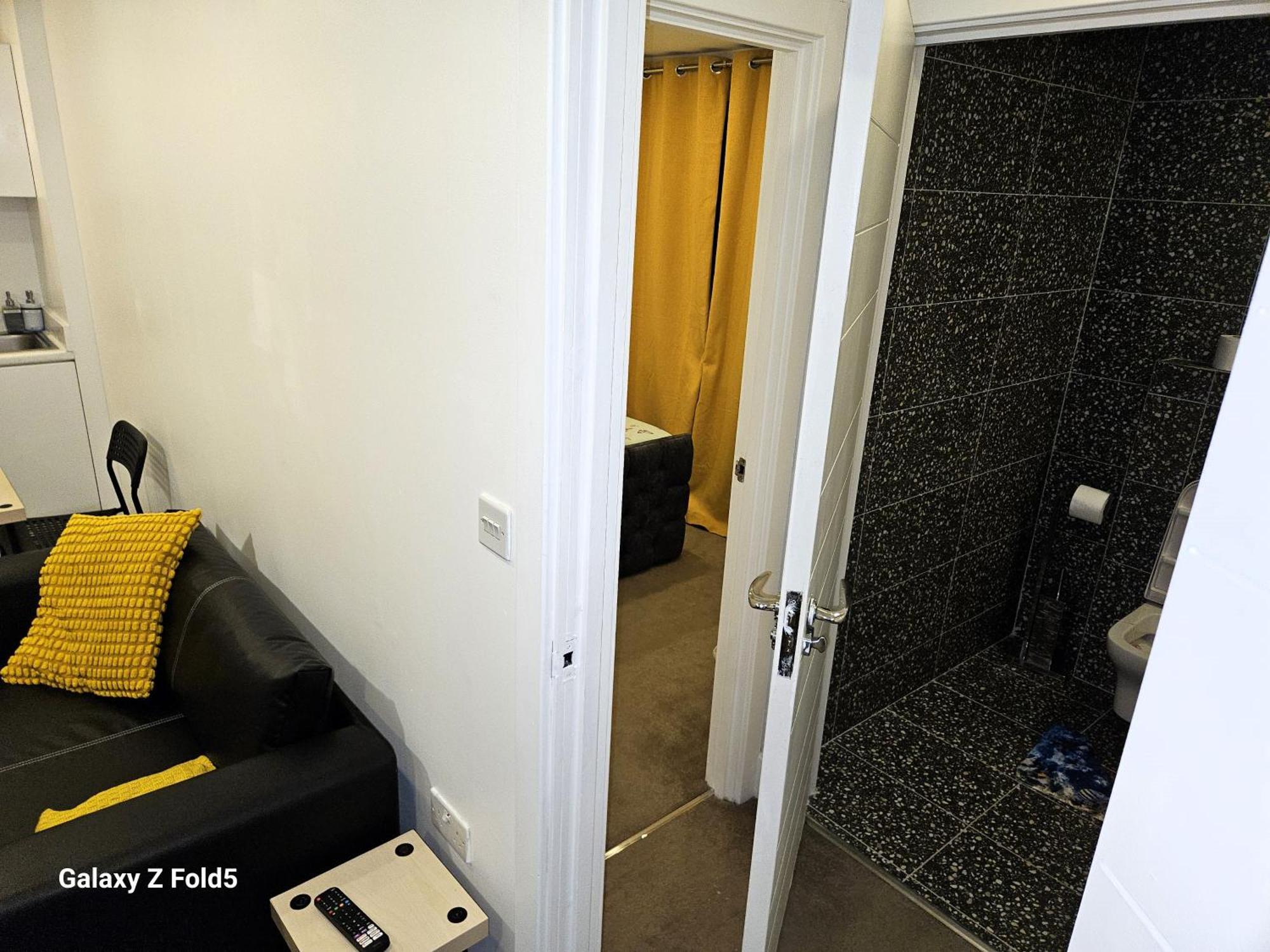 London Sleephouse Partying Is Not Allowed Pls Luaran gambar