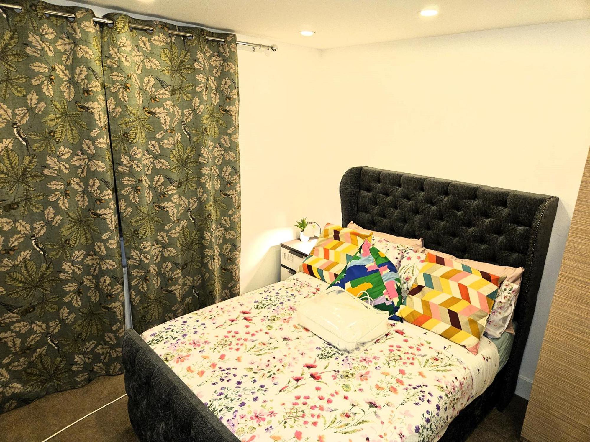 London Sleephouse Partying Is Not Allowed Pls Luaran gambar