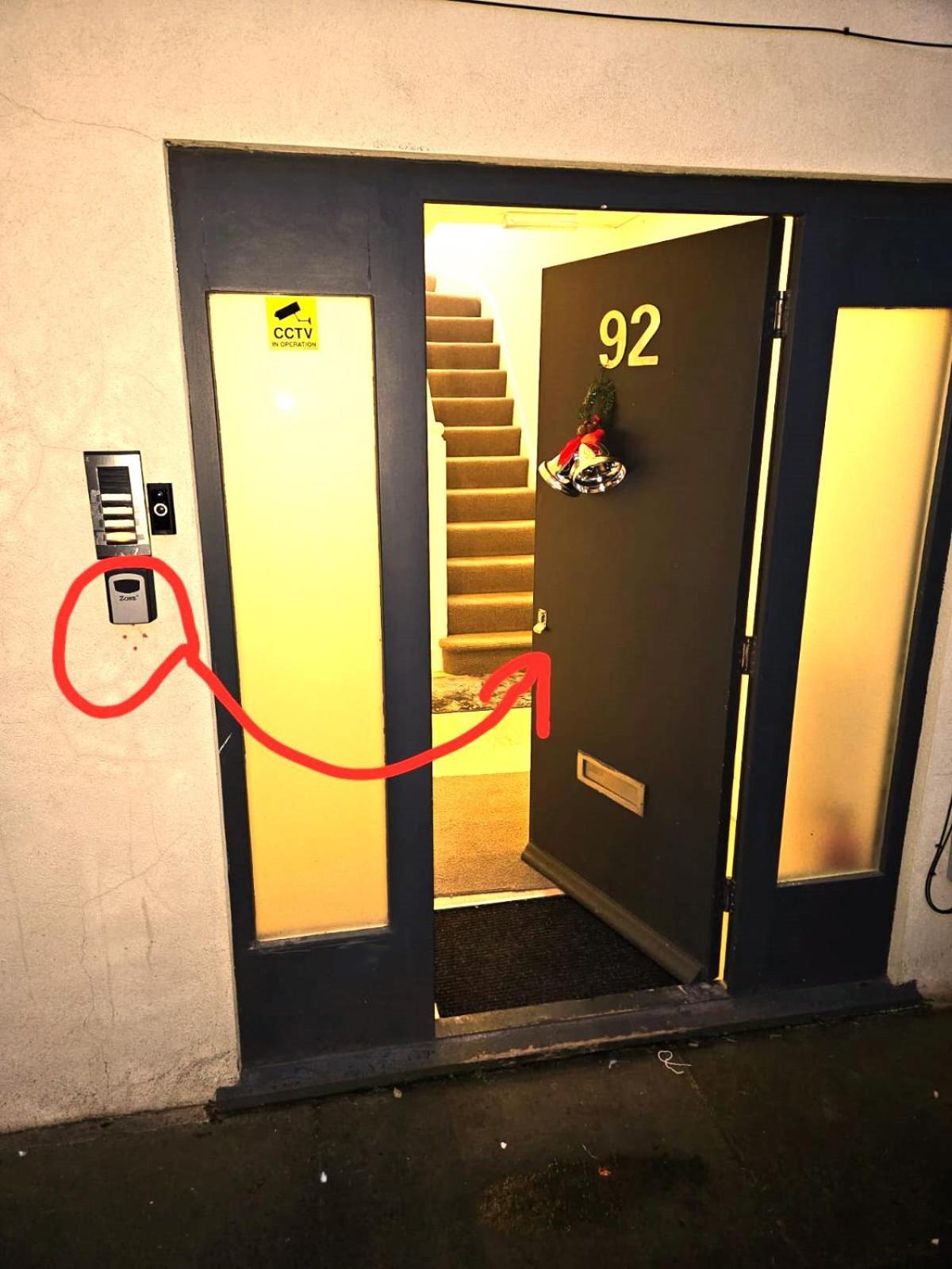 London Sleephouse Partying Is Not Allowed Pls Luaran gambar