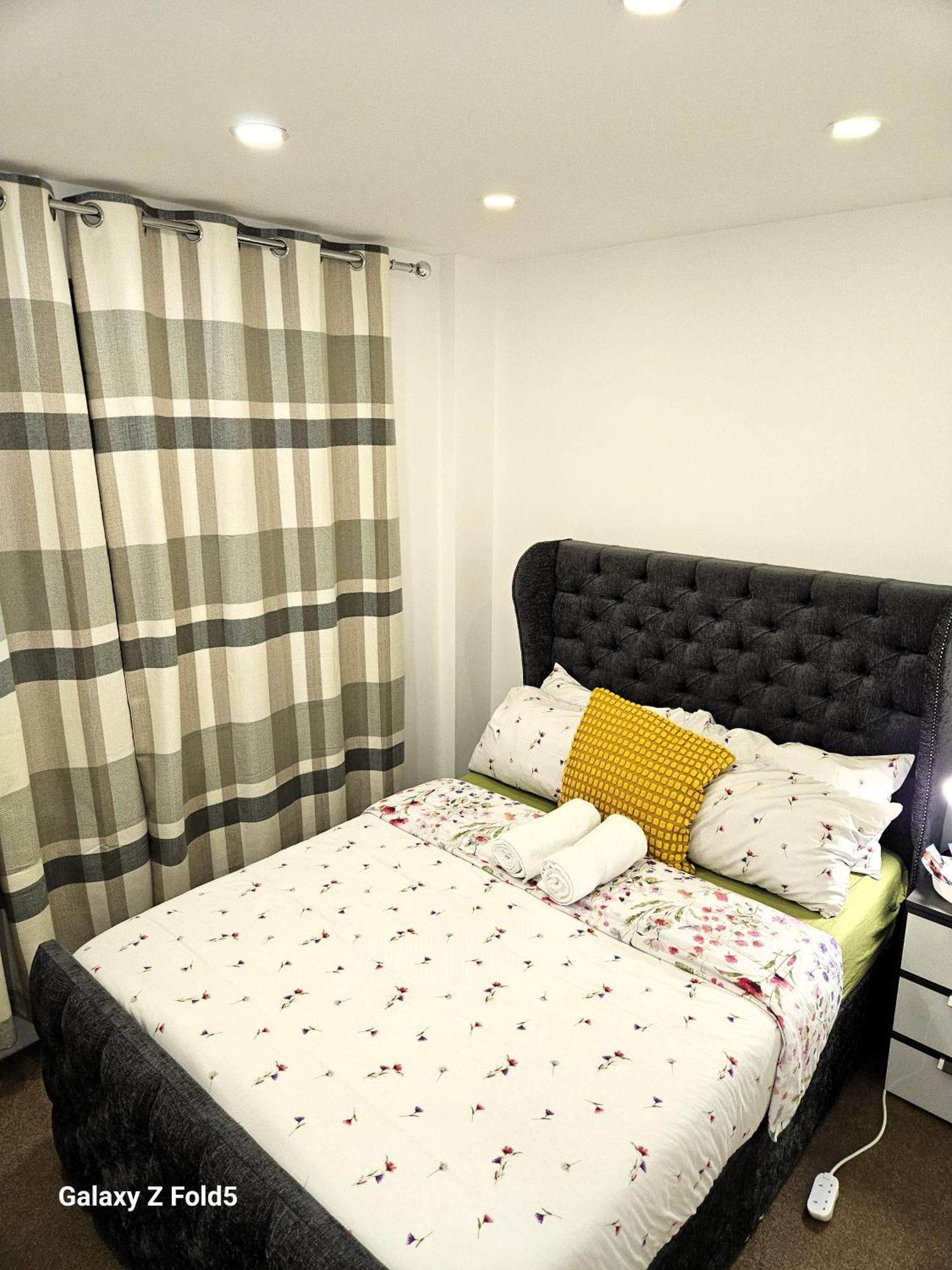 London Sleephouse Partying Is Not Allowed Pls Luaran gambar